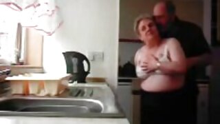 Nestašna tinejdžerka motika s malim sisama jebe se u lošem psećem stilu
