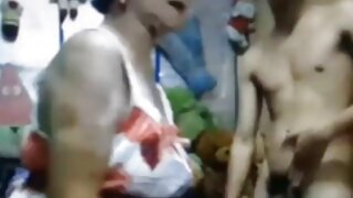 Zavodljiva japanska amaterka u sparnom crvenom donjem rublju leži na leđima dok joj klitoris zadirkuju mini vibratorom, a vaginu lupa dildom u sparno seks videu Jav HD-a.