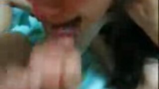 Mršava crvenokosa slatka sa sićušnim sisama puše debeli penis u salonu za masažu