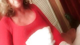 Sitna drolja sa gavranovskom kosom i njena kurva slatkica svijetle kose stoje na koljenima i sisaju masivnu slatku ludnicu od strasti. Pogledajte taj sparni FFM porno u Naughty America sex klipu!