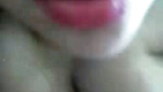 Crvenokosa vitka kučka s malim sisama liže svoju ružičastu macu ona prsata svijetlokosa mama u crnim čarapama. Uživajte u tom vrućem lezbijskom seksu u porno videu Mile High Media!