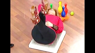 Zavodljiva brineta voli da sedi zgodnije i radije uglađuje slatke analne špilje. Ona širi guzice svoje djevojke i golica anus svojim razigranim jezikom.