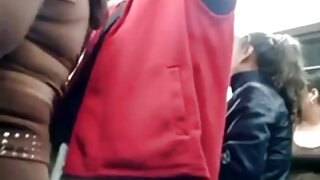 Boobalicious MILF sa sočnim vrčevima jaše tvrdi kurac u položaju kaubojke